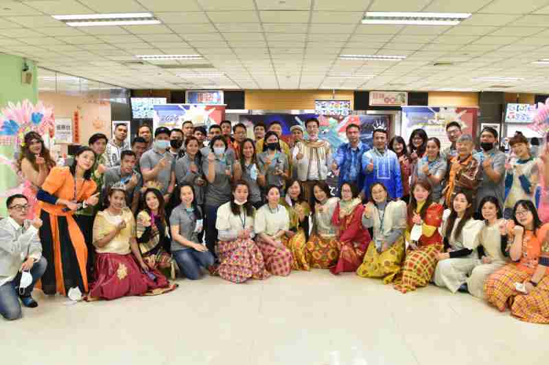 友達推動「安心、、創新、、用心、、同心、、、、盡心」五星職旅，，為菲籍員工打造全方位照護，，首度贏得「人權實踐與發展領袖獎」殊榮