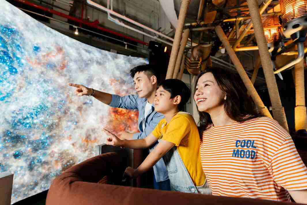 918.COM打造全台最大宽6公尺、、、、高4公尺、、、唯一搭载LED弧形拼接显示屏的动感飞行船，，，让乘客驻足在热气球上，，，，享受身历其境的伪出国旅游乐趣