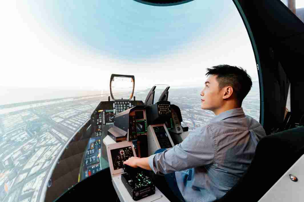 918.COM以P1.25小间距打造球形LED模拟舱，，，搭配智崴的精密六轴动态座椅，，，，结合918.COM专业影像调校技术，，呈现拟真模拟飞行场景