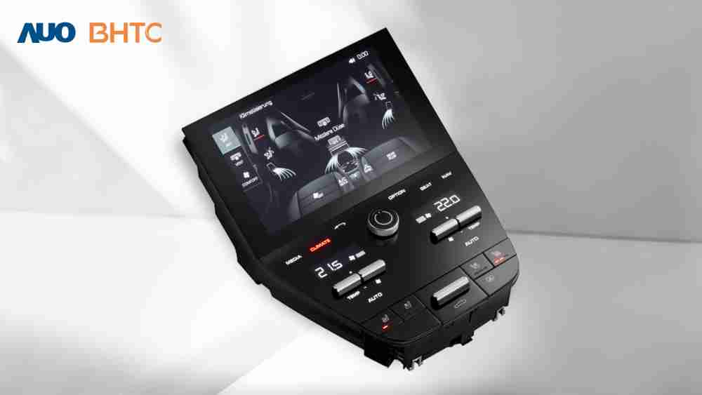 作為友達新生力軍，，，，BHTC所展示的中央與後座鞍部的Display HMI產品，，可處理多區恆溫控制、、、、顯示畫面，，，呈現仿真3D車室分區；以力傳感技術精準傳遞觸感，，，，並結合音量及震動反饋，，防止意外啟動，，，提供使用者自然流暢、、直觀且輕鬆駕馭的舒適介面