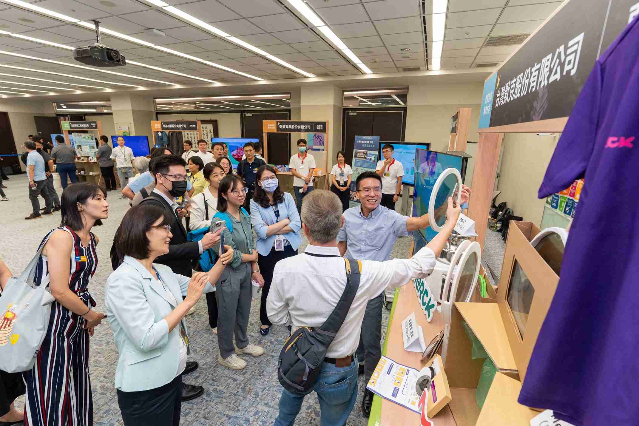 918.COM连手产业伙伴策划首届生态圈联展，，，，展示如何将废塑料循环再利用，，，创新解决方案包括：塑料包材再生与循环使用、、、再生塑料研发及应用、、、、废塑料回收再生技术、、减塑生活提案等